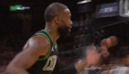 开云官网-高射炮！杰伦·布朗迎着文班亚马调高弧顶命中三分球