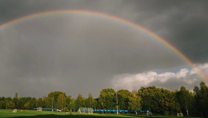 雨后天晴！切尔西官方晒图：科巴姆基地上空出现彩虹