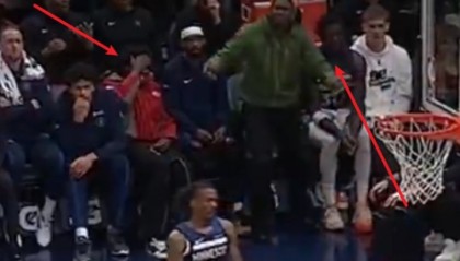 kaiyun-戈贝尔筐底放篮不进！场边麦丹无奈捂脸&amp;华子直接站起无语摊手