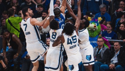 开云下载-快攻反击中一打四！隔扣四名防守人！NBA年度最佳扣篮来了！